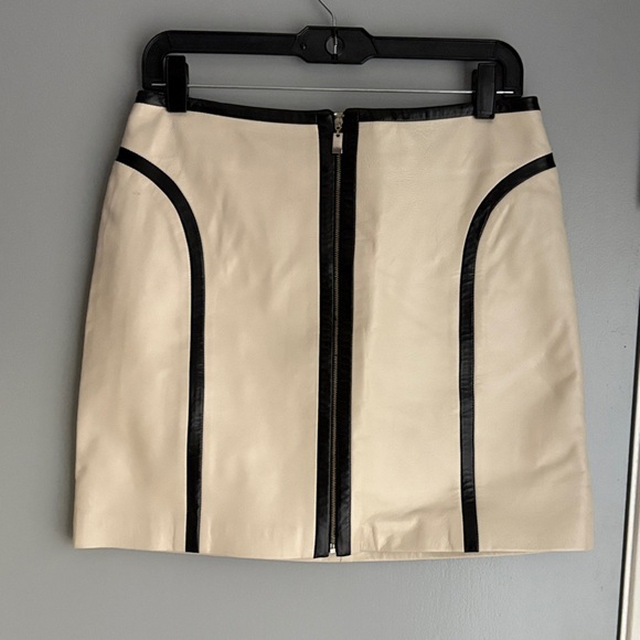 Leather zipper front mini skirt, size 6 - Picture 1 of 5